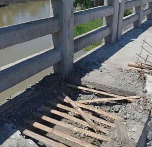 ১০ কোটি টাকার নির্মাণাধীন সেতুতে রডের বদলে বাঁশ, তদন্তের দাবি
